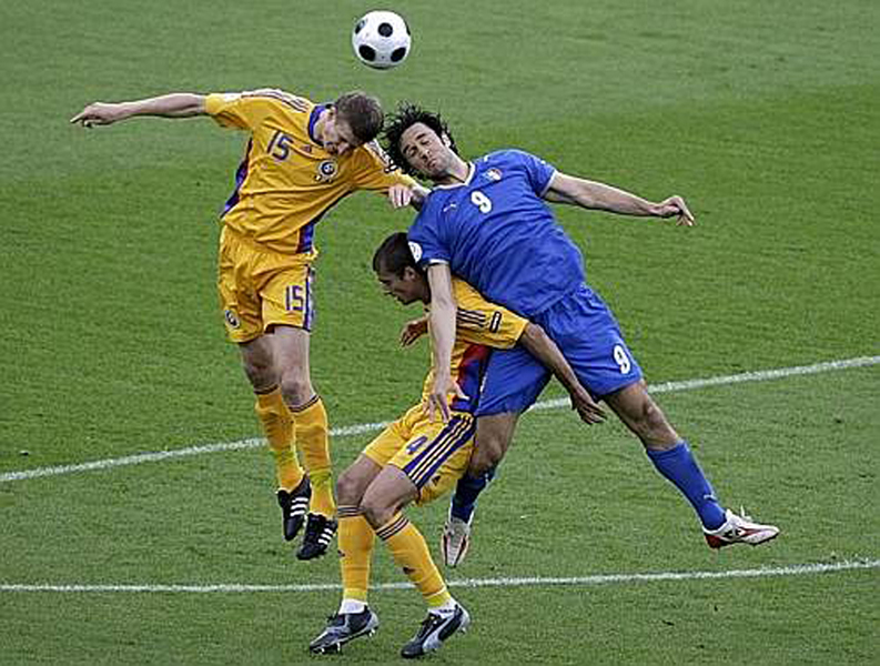 Euro 2008 (8).jpg - Italy's Luca Toni jumps up for the ball against  Romania's Dorin Goian and Gabriel Tamas (C) during their Group C Euro 2008 soccer match at the Letzigrund stadium in Zurich, June 13, 2008.